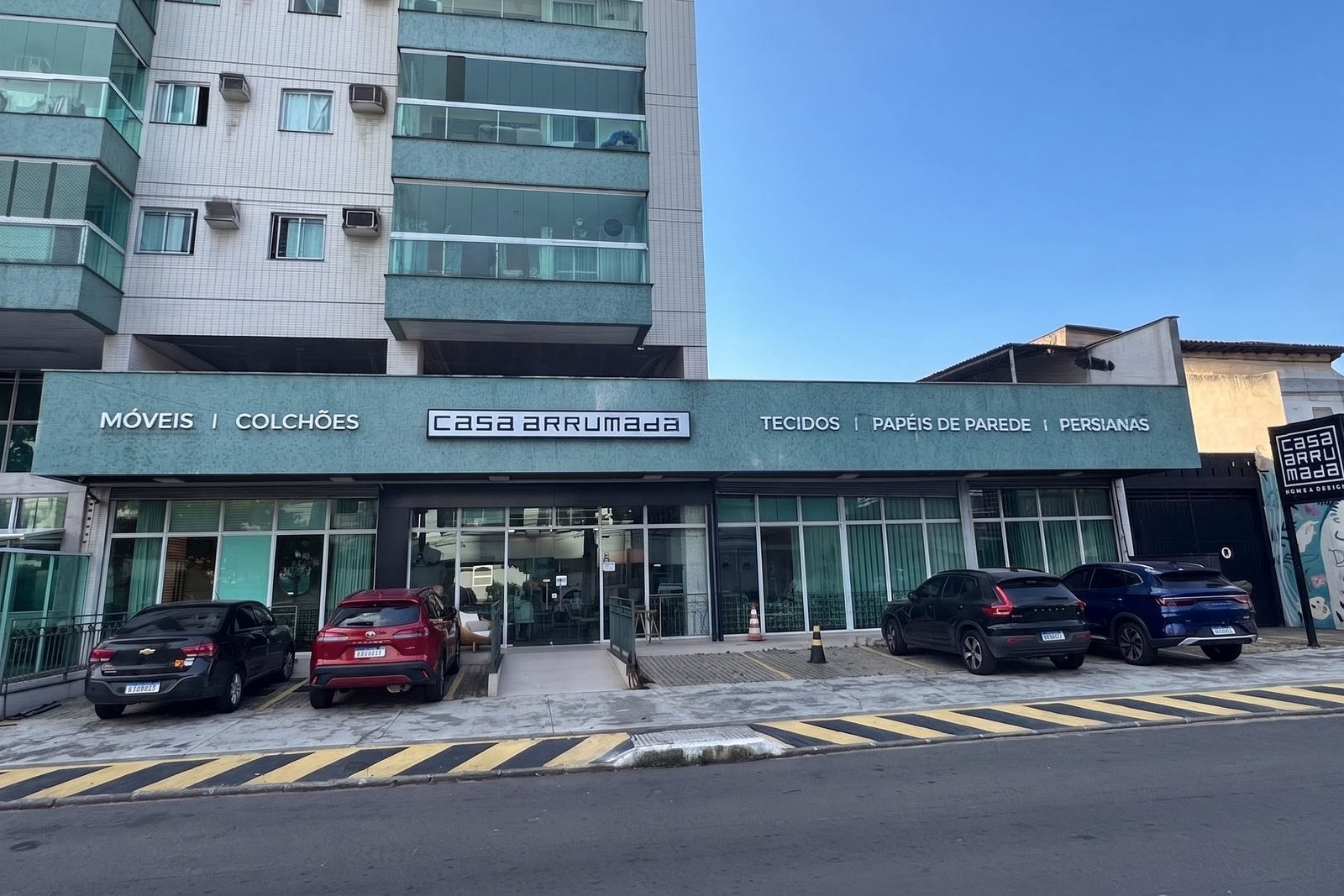Fachada da Casa Arrumada na Av. Rio Branco, em Santa Lúcia, Vitória, com o letreiro Móveis e Colchões